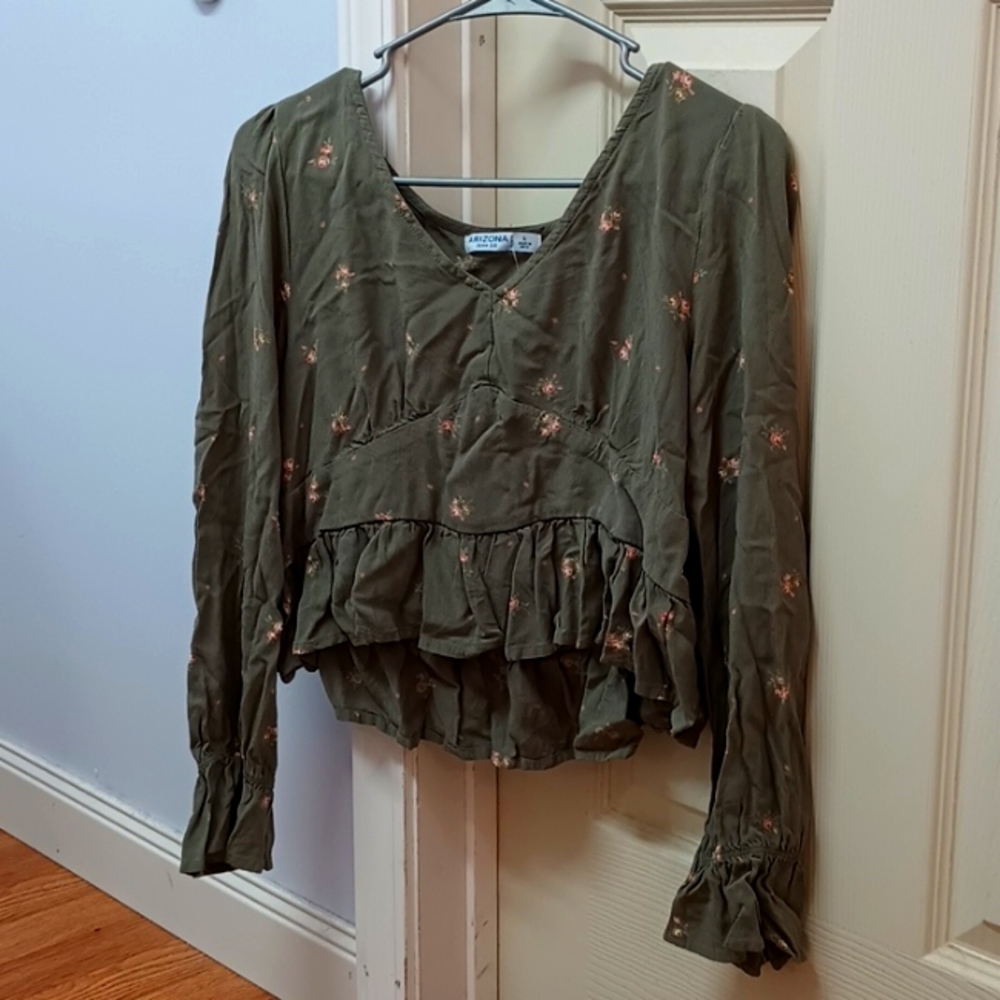 Cropped Shirt w/ Long Sleeves